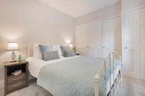 5 bedrooms, desk, iron/ironing board, WiFi