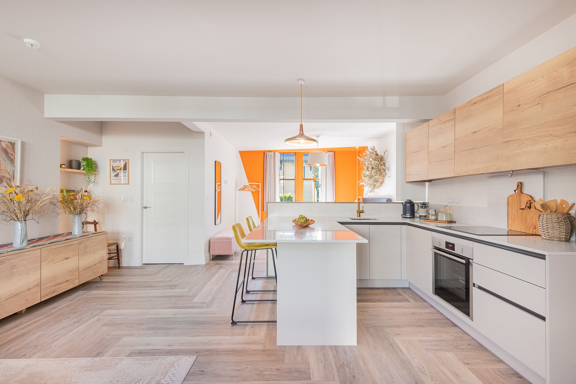 Ofen, Herdplatte, Geschirrspüler, Wasserkocher mit Kaffee-/Teezubehör