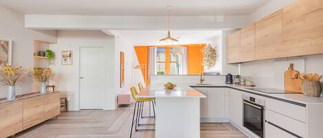 Ofen, Herdplatte, GeschirrspĂŒler, Wasserkocher mit Kaffee-/Teezubehör