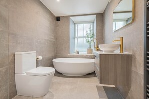 Shower, hair dryer, towels - Laurel, a luxury rural retreat (Burneside)