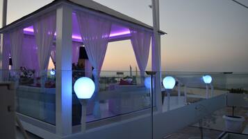 2 bars/lounges