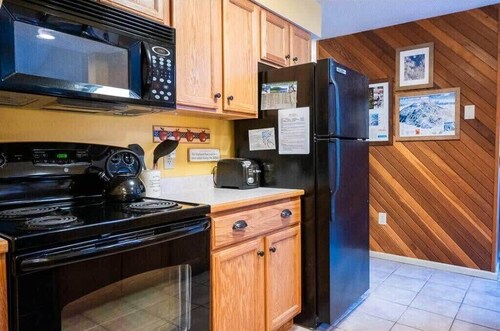 Cozy Kettlebrook 2BR: Ski Access, Fireplace & Deck