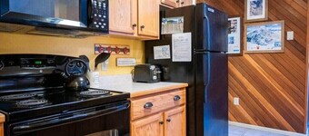 Cozy Kettlebrook 2BR: Ski Access, Fireplace & Deck