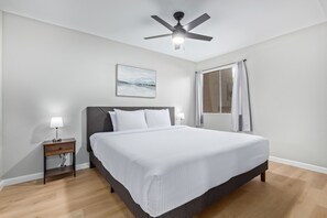 1 bedroom, iron/ironing board, WiFi, bed sheets - Vibrant 1 bedroom Condo In Scottsdale (Scottsdale)