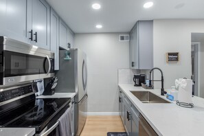 Fridge, microwave, oven, stovetop - Vibrant 1 bedroom Condo In Scottsdale (Scottsdale)