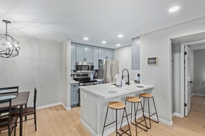 Fridge, microwave, oven, stovetop - Vibrant 1 bedroom Condo In Scottsdale (Scottsdale)