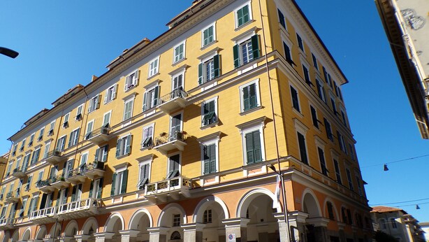 A multi-story yellow building with balconies, arched windows, and a clear blue sky. - Cà DA MOÆ 1 - Very Central (Chiavari)