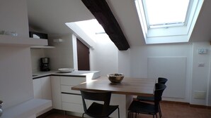 A compact kitchen with a skylight, a coffee maker, and a bowl on the counter. - Cà DA MOÆ 1 - Very Central (Chiavari)
