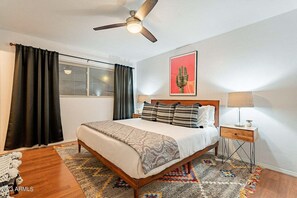 4 bedrooms, iron/ironing board, WiFi, bed sheets - Ultimate 4bd Old Town Home with Heated Pool (Scottsdale)