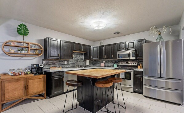 Fridge, microwave, oven, stovetop - Ultimate 4bd Old Town Home with Heated Pool (Scottsdale)