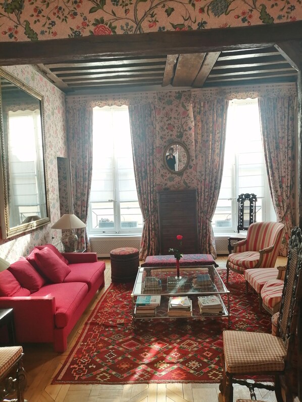 Smart TV, stereo - Exceptional apartment located in the historic heart of the Latin Quarter. (Paris)