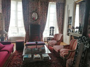 Smart TV, stereo - Exceptional apartment located in the historic heart of the Latin Quarter. (Paris)