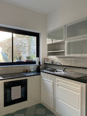 Kylskåp, ugn, kaffe- och tebryggare och vattenkokare