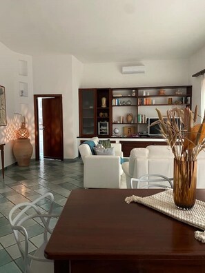 Una Smart TV, libros, una pantalla de ordenador