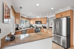 Frigorífico, microondas, horno y placa de cocina