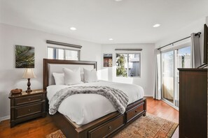 2 bedrooms, iron/ironing board, free WiFi, bed sheets - Pacific Beach Gem: Rooftop Deck, Bay Views, AC & Pet Friendly (San Diego)