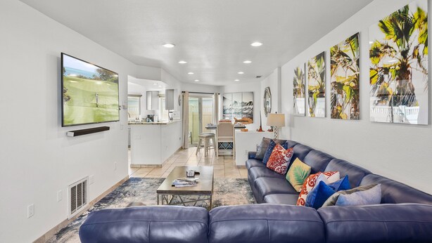Smart TV - Sail Bay Dream | Rooftop Patio, Bay Views, AC, Garage, Pinball, Paddle Boards + Bikes (San Diego)