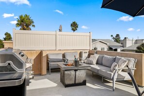 Terrace/patio - Sail Bay Dream | Rooftop Patio, Bay Views, AC, Garage, Pinball, Paddle Boards + Bikes (San Diego)