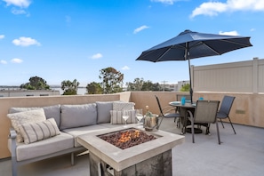 Outdoor dining - Sail Bay Dream | Rooftop Patio, Bay Views, AC, Garage, Pinball, Paddle Boards + Bikes (San Diego)
