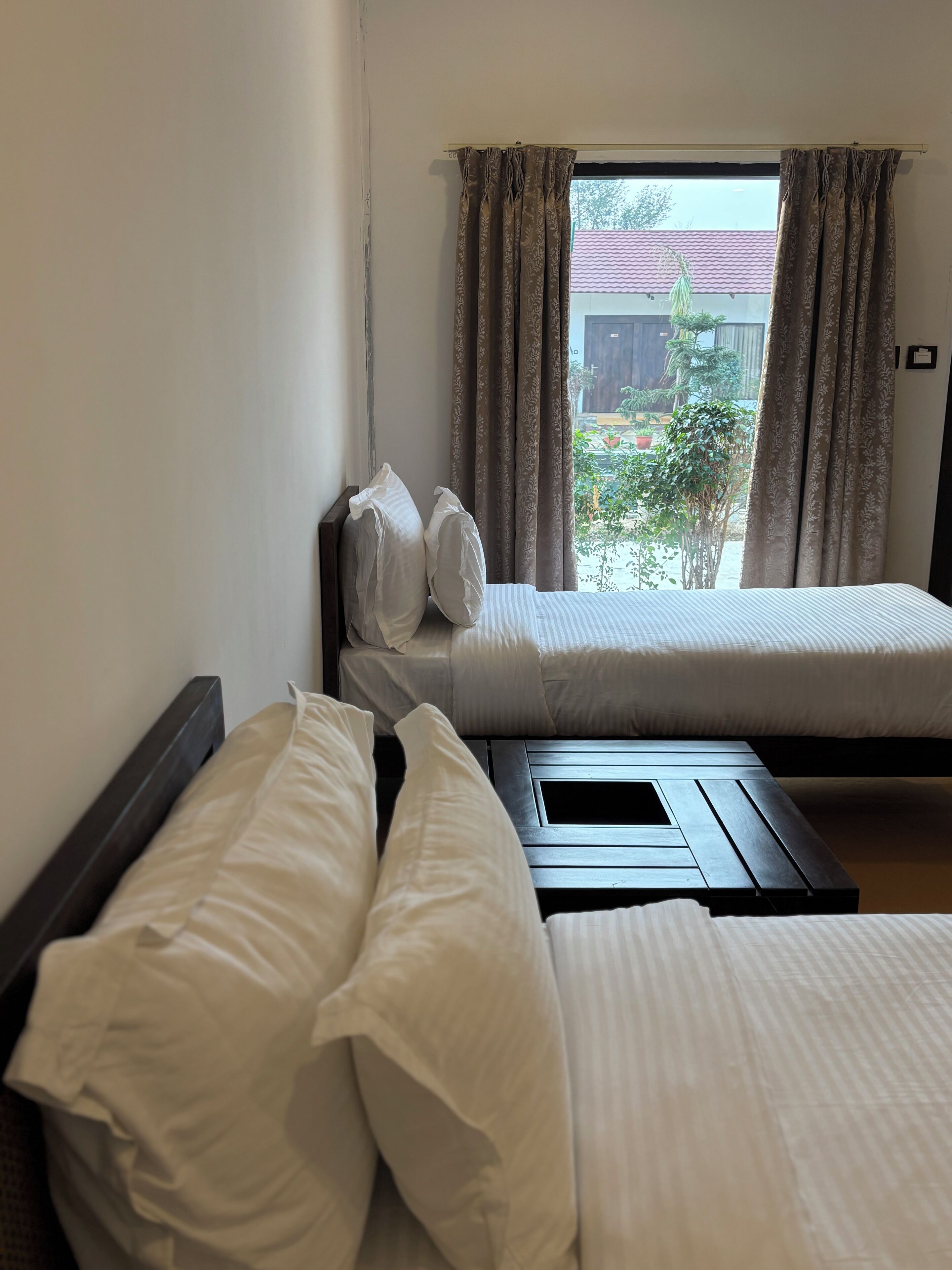 精品双人房或双床房 | 高档床上用品、羽绒被、加厚床垫、迷你吧