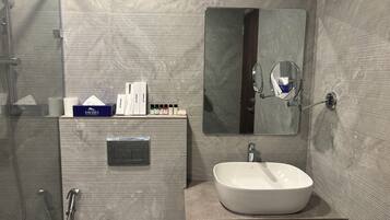 Tina y regadera independientes, tina profunda, regadera con hidromasaje