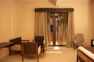 Superior szoba | Nappalirész | LED-tévé, csocsóasztal, pingpongasztal és számítógép-monitor