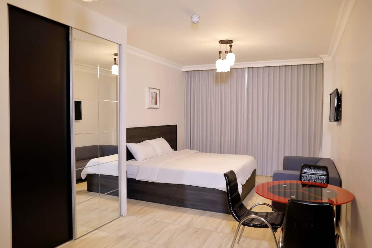 Deluxe kamer, 1 kingsize bed | 1 slaapkamer, verduisterende gordijnen, geluiddichte muren