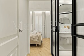 3 bedrooms, iron/ironing board, travel cot, WiFi - Stylish and Modern Apartment (Barcelona)