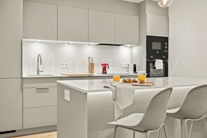 Frigorifero, microonde, forno, piano cottura
