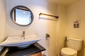 Regadera, secadora de cabello, bidet, toallas 