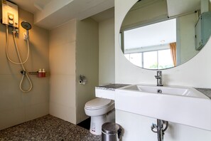 Shower, hair dryer, bidet, towels