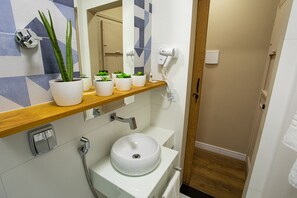 Secadora de cabello, toallas, jabón, papel de baño