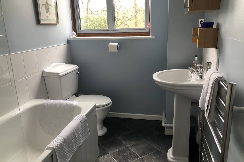 All yours Bright & airy cosy 1 bedroom apartment situated in its own woodland