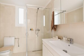 Douche, sĂšche-cheveux, serviettes fournies, papier toilette