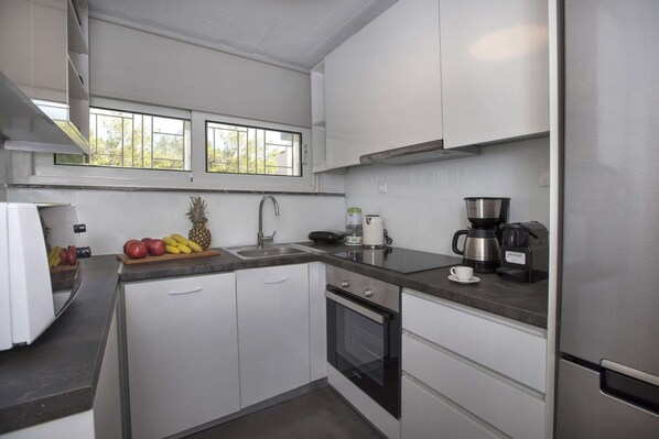 Refrigerador, horno, parrilla de estufa y cafetera y tetera