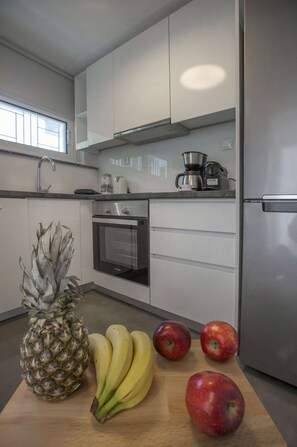 Kjøleskap, ovn, kokeplater og kaffetrakter/tekoker