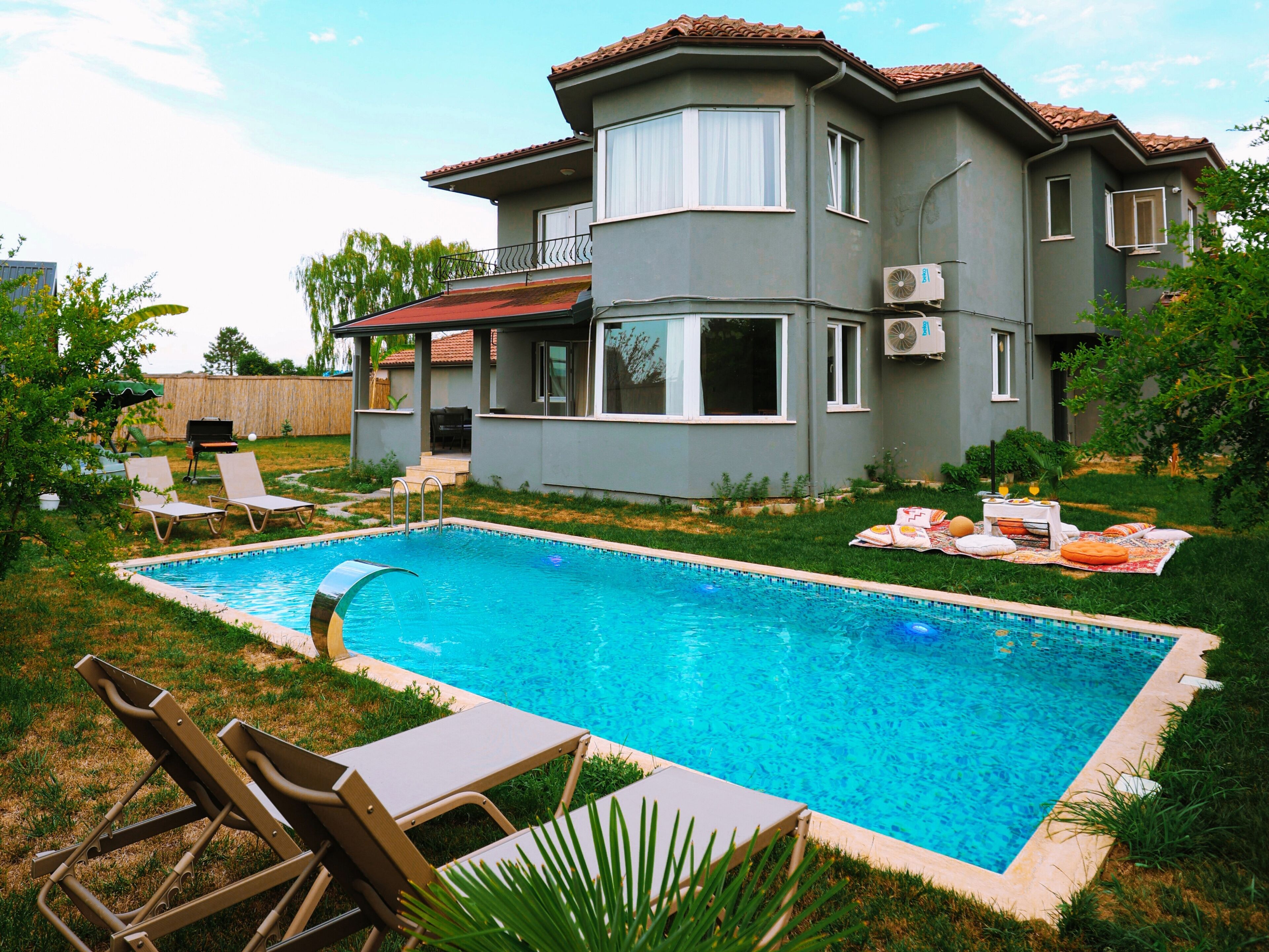 Family Villa | Minibar, desk, free WiFi, bed sheets