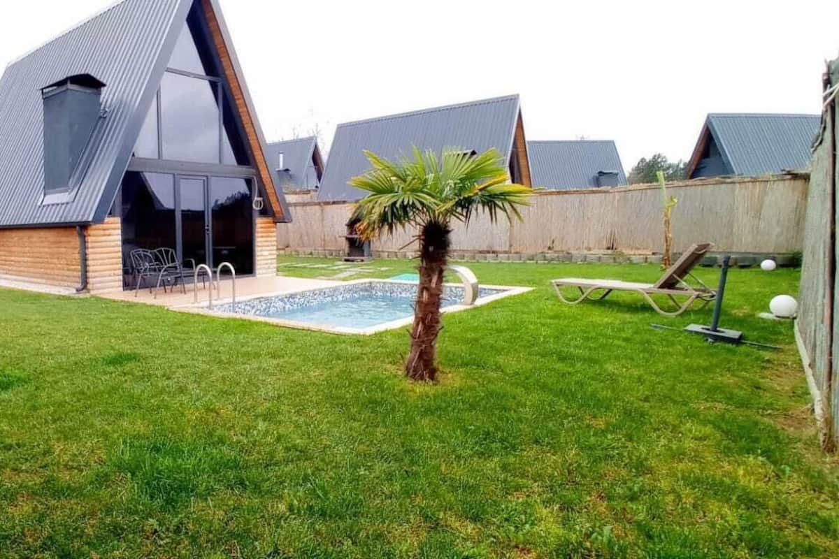 Bungalow with a wide garden