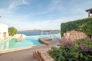 Apartament familiar, diversos dormitoris (Giotto In Sardegna With Shared Pool) | Piscina | Piscina a l'aire lliure de temporada 