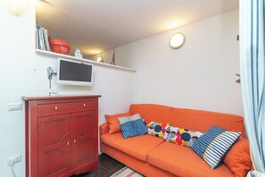 Apartament familiar, diversos dormitoris (Giotto In Sardegna With Shared Pool) | Sala d'estar | Televisor de pantalla plana de 21 polzades amb canals per cable 
