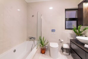 Habitació estàndard, diversos dormitoris (SwieqiStay Room1 Shared Bath -) | Bany | Dutxa, tovalloles, sabó i xampú 