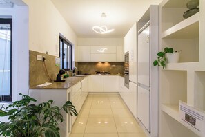 Fridge, microwave, oven, stovetop - SwieqiStay room2 private bath - Paceville (Swieqi)