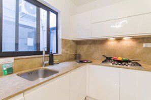 Fridge, microwave, oven, stovetop - SwieqiStay room2 private bath - Paceville (Swieqi)