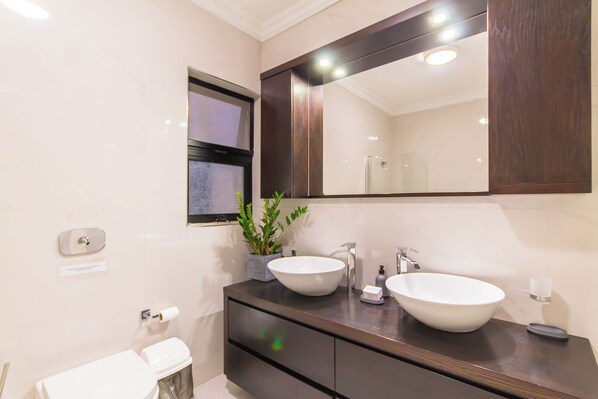 Habitació estàndard, diversos dormitoris (SwieqiStay Room1 Shared Bath -) | Bany | Dutxa, tovalloles, sabó i xampú 