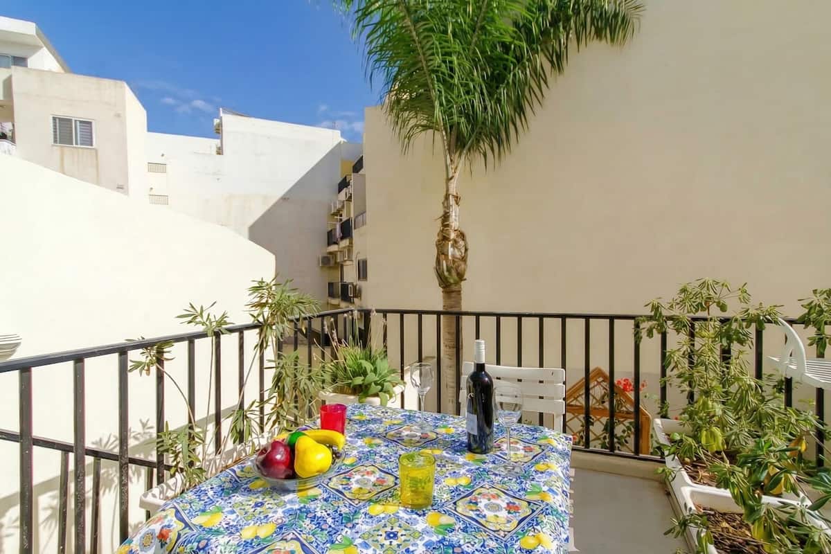 Standard Room, Multiple Bedrooms (SwieqiStay room4 shared bath -) | Outdoor dining