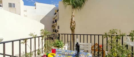 Standard Room, Multiple Bedrooms (SwieqiStay room4 shared bath -) | Outdoor dining