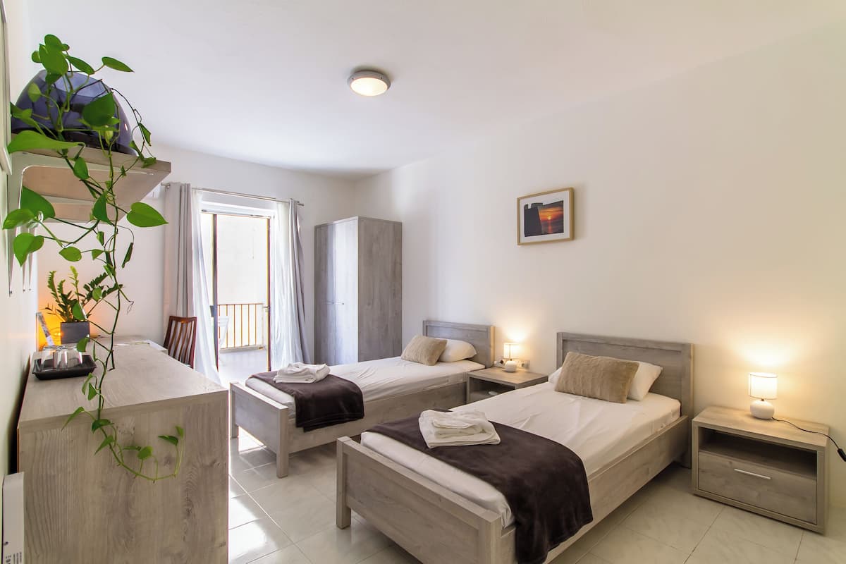 Rom – standard, flere soverom (SwieqiStay room3 private bath -) | 1 soverom, strykejern/-brett, wi-fi (inkludert) og sengetøy