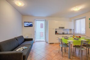 Familjelägenhet - flera sovrum (Casa Alpino 4) | Vardagsrum | 21-tums platt-tv med satellitkanaler