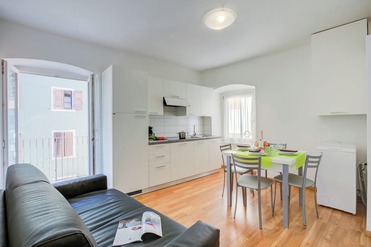 Family Apartment, Multiple Bedrooms (Casa Alpino 6) | Living area | 21-inch flat-screen TV with satellite channels