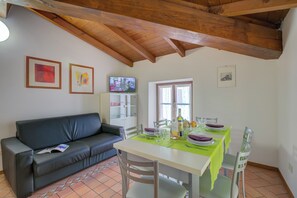 Appartement Familial, plusieurs chambres (Casa Alpino 8) | Coin séjour | Télévision à écran plat de 21 pouces avec chaînes par satellite